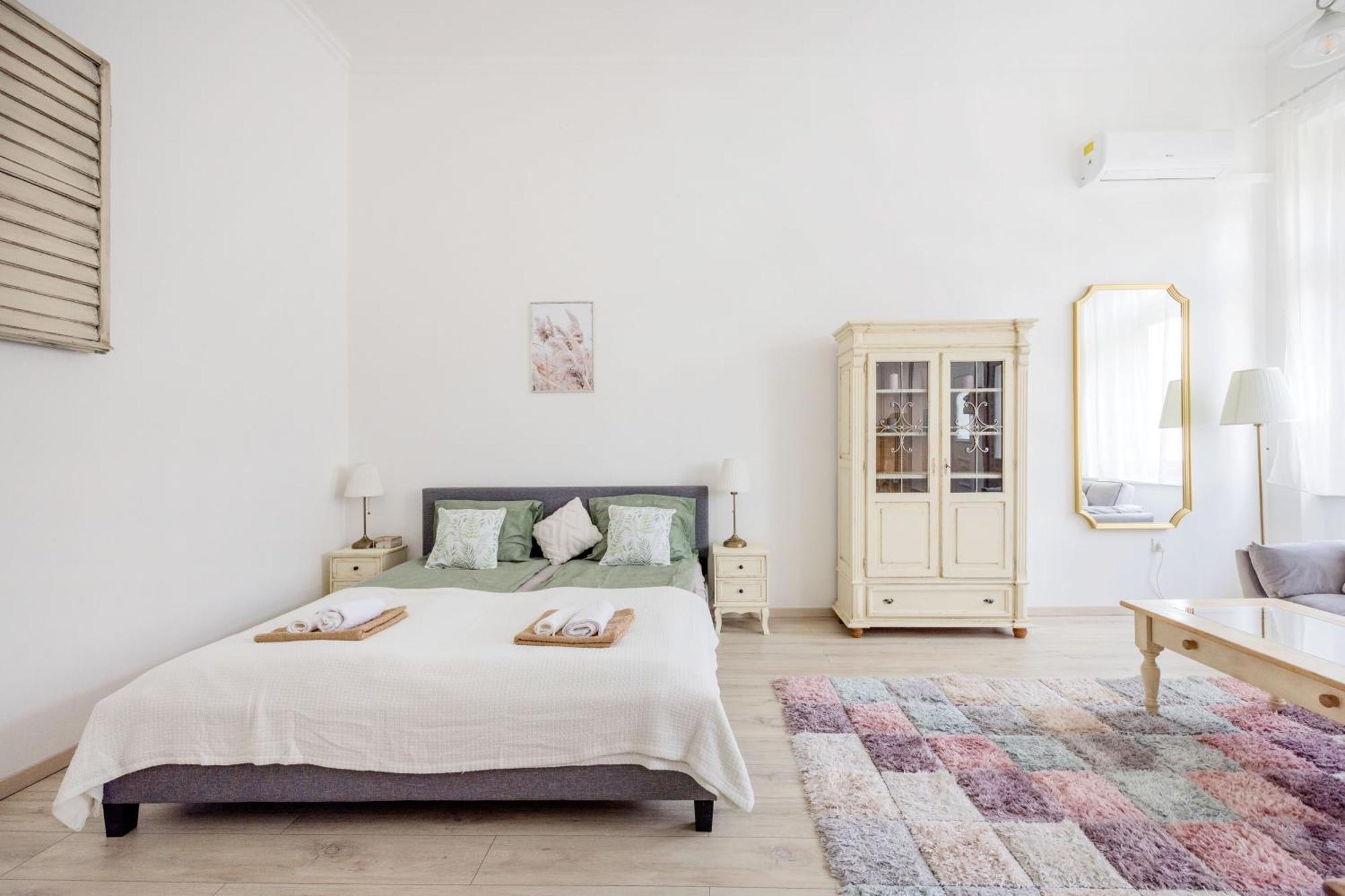A Touch Of Provence And Pastels In The Centre Budapeszt