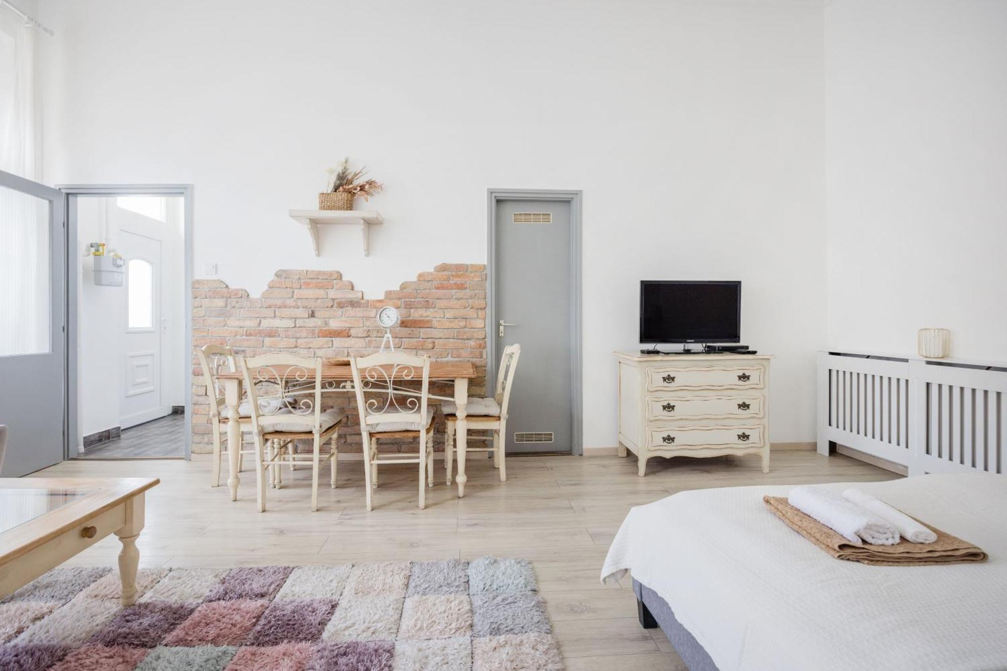 A Touch Of Provence And Pastels In The Centre Apartament Budapeszt