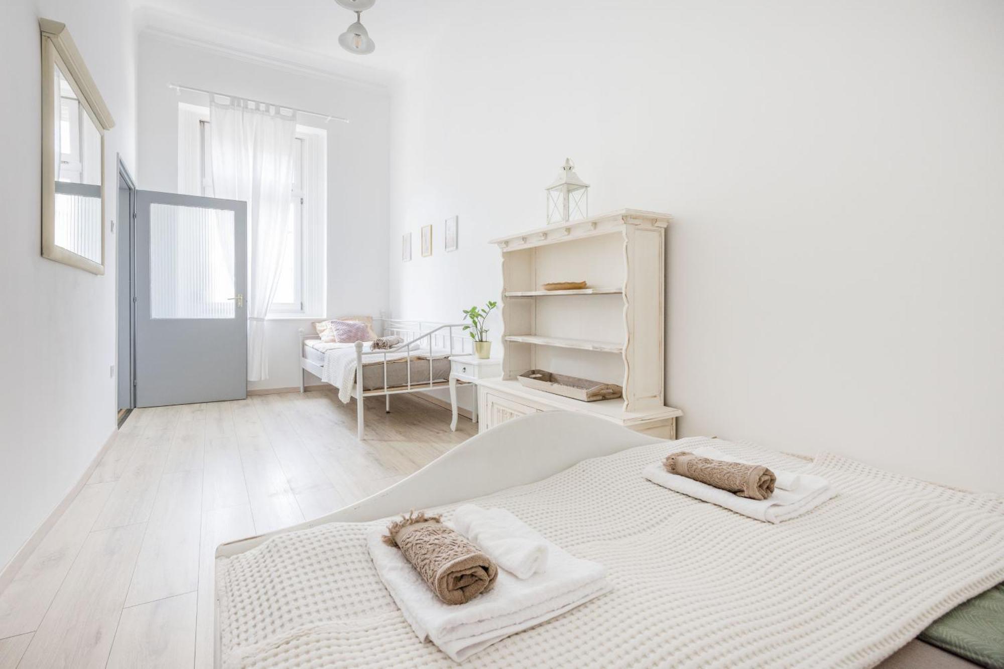 Apartment A Touch Of Provence And Pastels In The Centre